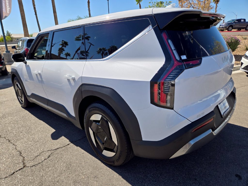 Used 2026 Kia EV9 Light RWD image 4