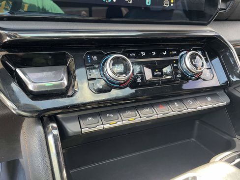 Used 2022 GMC Sierra 1500 AT4 w/ AT4 Premium Package AWD/4WD image 16