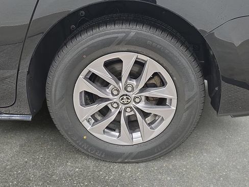 Certified 2024 Toyota Sienna XLE FWD image 30