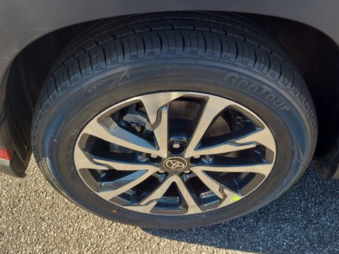 Certified 2024 Toyota Corolla Cross XLE image 9