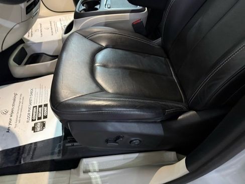 Used 2022 Chrysler Pacifica Touring-L image 24