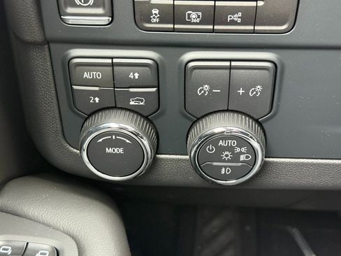 New 2025 Chevrolet Suburban High Country image 39