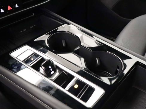 Certified 2025 Volkswagen Atlas Cross Sport SE image 9