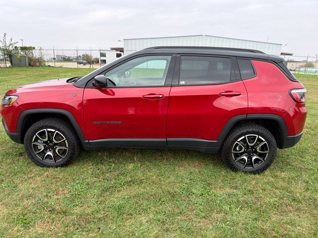 Used 2025 Jeep Compass Trailhawk AWD/4WD image 4