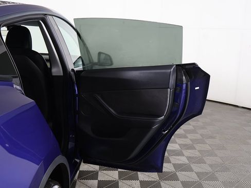 Used 2022 Tesla Model Y Long Range image 23