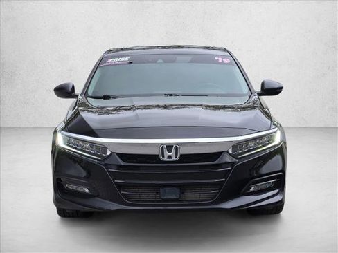 Used 2019 Honda Accord Touring image 2