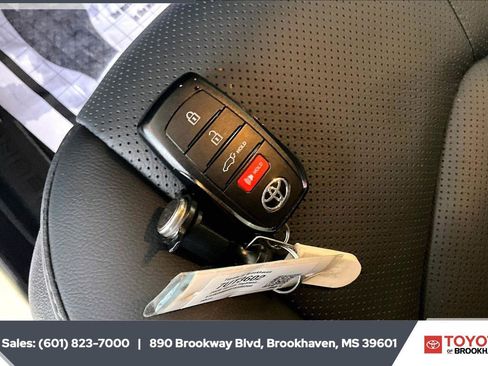 Used 2026 Toyota Highlander Limited AWD/4WD image 10
