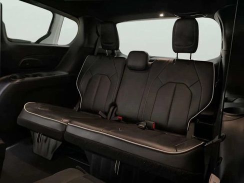 Used 2026 Chrysler Pacifica Limited FWD image 40