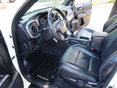 Used 2018 Toyota Tacoma TRD Sport w/ Technology Package image 15