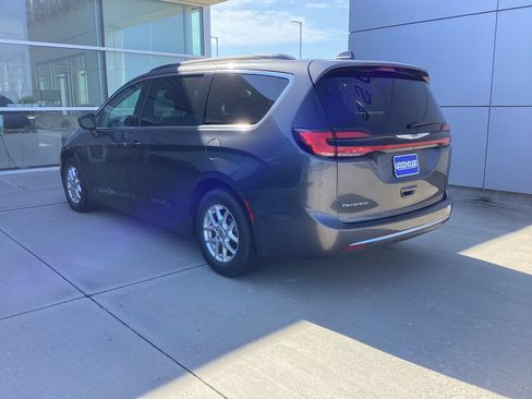 Used 2022 Chrysler Pacifica Touring-L FWD image 4