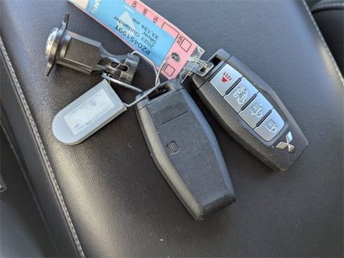 Used 2023 Mitsubishi Outlander SE image 37