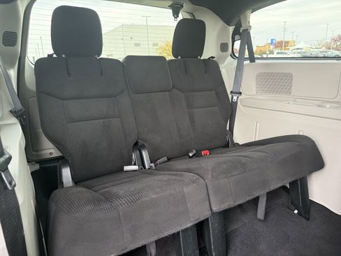 Used 2016 Dodge Grand Caravan SE image 28