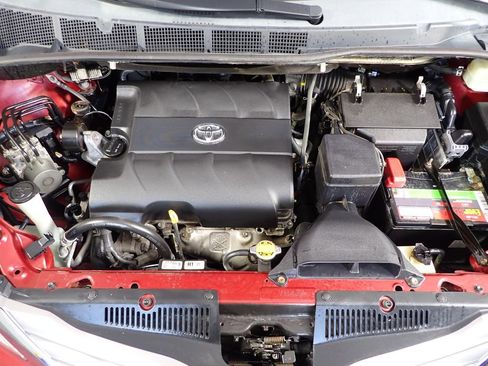 Used 2015 Toyota Sienna XLE w/ XLE Navigation Package image 12