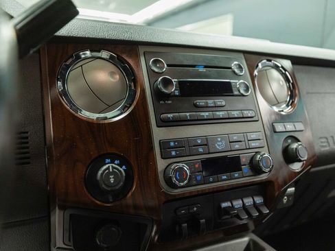 Used 2011 Ford F250 Lariat w/ Lariat Interior Pkg image 12