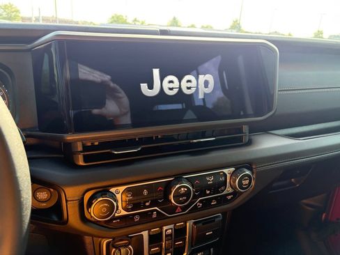 Used 2024 Jeep Wrangler Unlimited Sahara w/ Safety Group AWD/4WD image 16