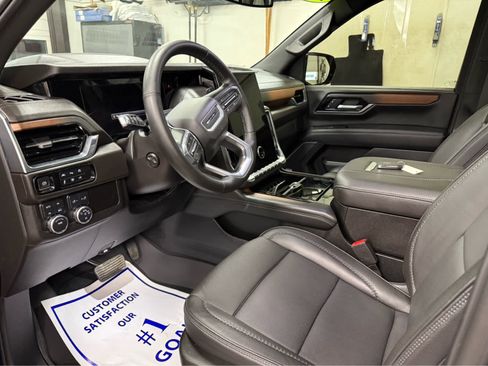 Used 2025 GMC Yukon Denali w/ Sun & Power Step Package image 9