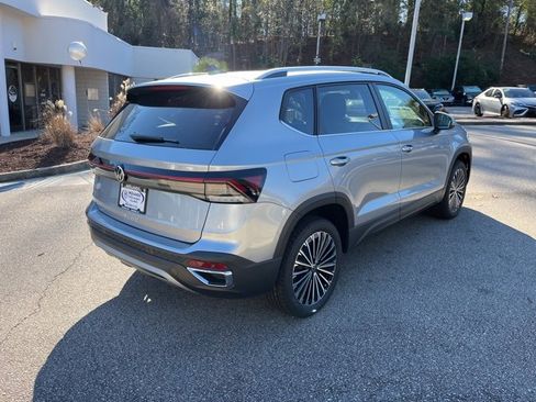 New 2026 Volkswagen Taos SE image 4