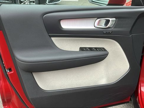 Used 2022 Volvo XC40 T5 Momentum image 11