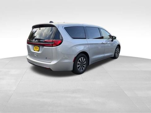 Used 2024 Chrysler Pacifica Select image 10