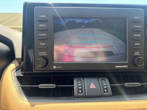 Used 2020 Toyota RAV4 XLE Premium FWD image 32