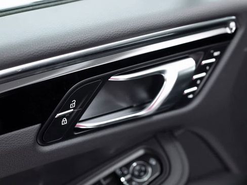 Certified 2025 Porsche Macan Turbo image 19