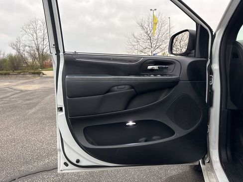 Used 2017 Dodge Grand Caravan SXT w/ Driver Convenience Group image 9