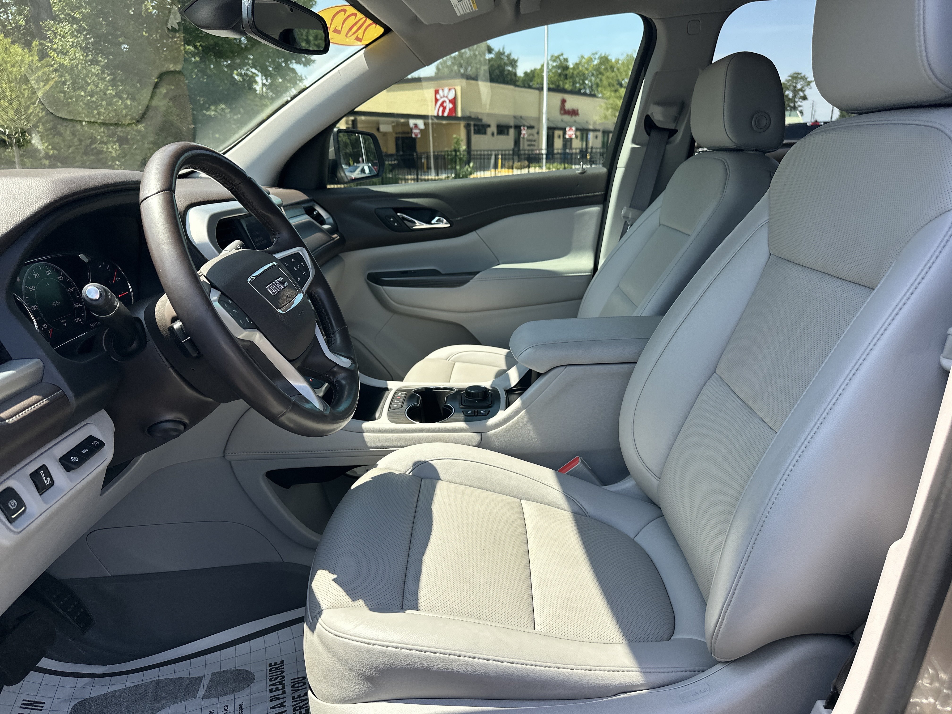 Used 2022 GMC Acadia SLT w/ Technology Package FWD image 10