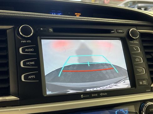 Used 2018 Toyota Highlander XLE image 17