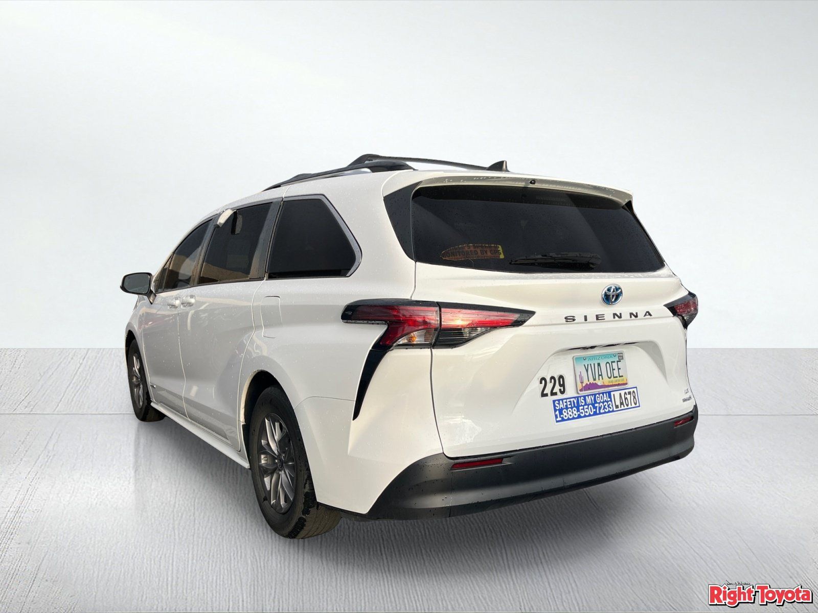 Used 2021 Toyota Sienna LE FWD image 3