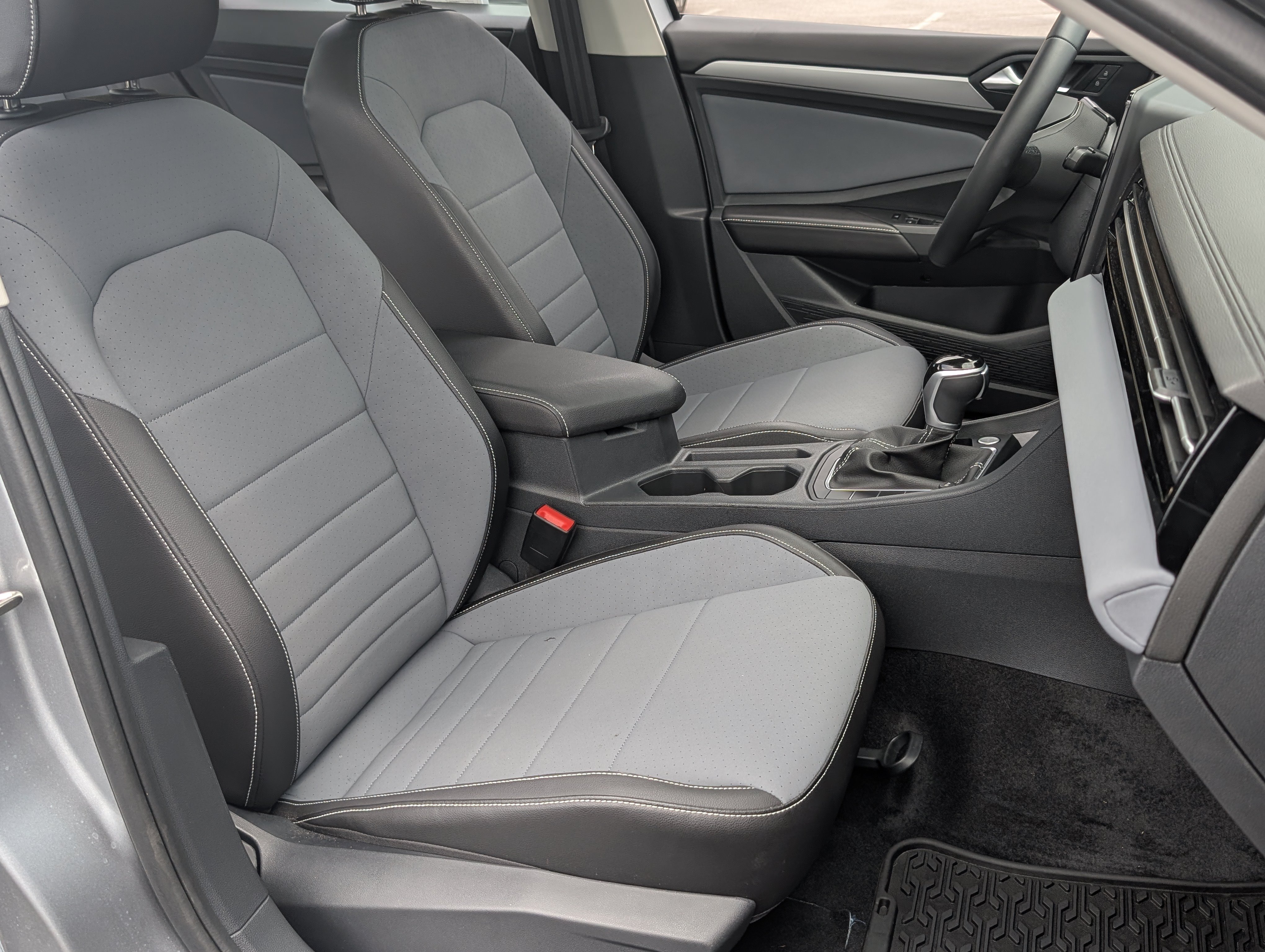 Used 2025 Volkswagen Jetta SE w/ Sunroof Package FWD image 19