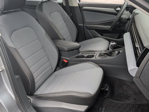 Used 2025 Volkswagen Jetta SE w/ Sunroof Package FWD image 19