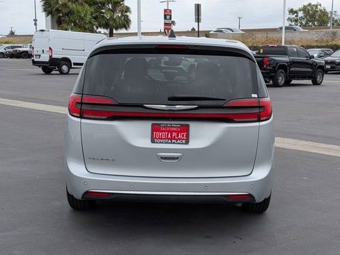Used 2023 Chrysler Pacifica Touring-L FWD image 10