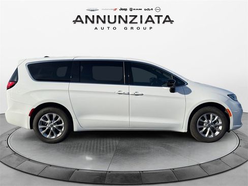 Certified 2025 Chrysler Pacifica Select image 6