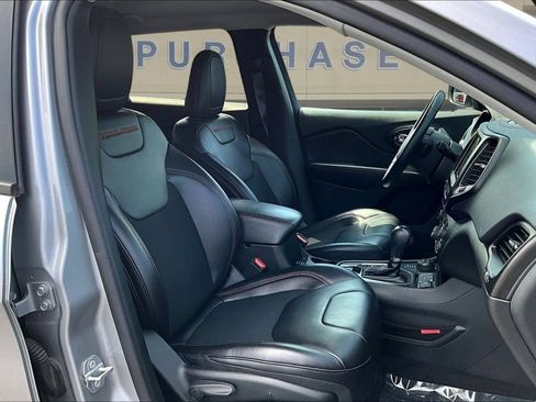 Used 2019 Jeep Cherokee Trailhawk w/ Cold Weather Group AWD/4WD image 30