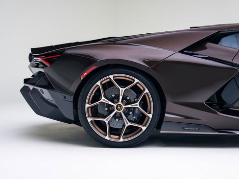 Used 2025 Lamborghini Revuelto image 22