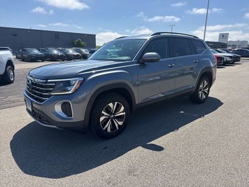 Used 2025 Volkswagen Atlas SE AWD/4WD image 2