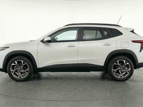 Used 2025 Chevrolet Trax LT FWD image 5