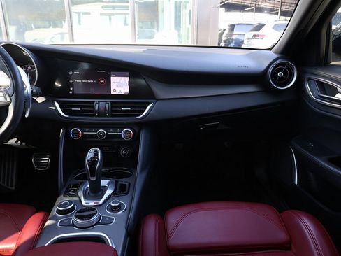 Used 2022 Alfa Romeo Giulia Veloce image 22