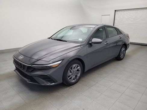 Used 2024 Hyundai Elantra SEL image 2