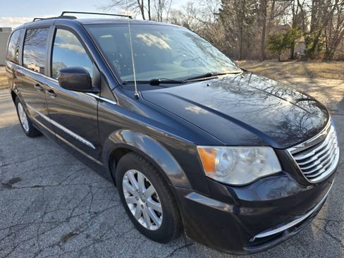 Used 2014 Chrysler Town & Country Touring FWD image 3