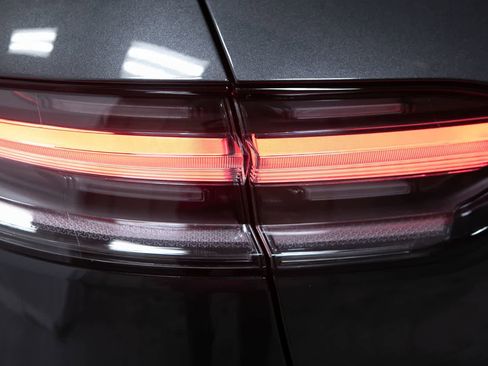 Certified 2026 Porsche Macan AWD/4WD image 18