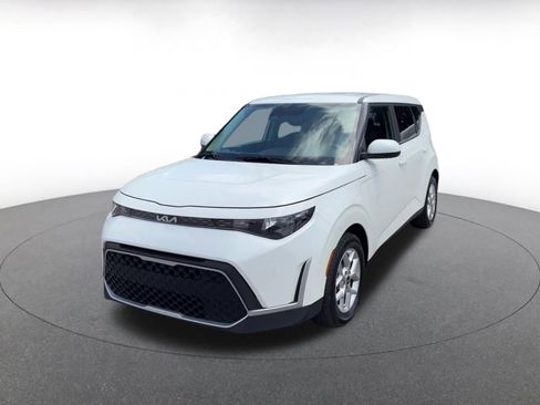 Used 2025 Kia Soul LX w/ LX Technology Package FWD image 4