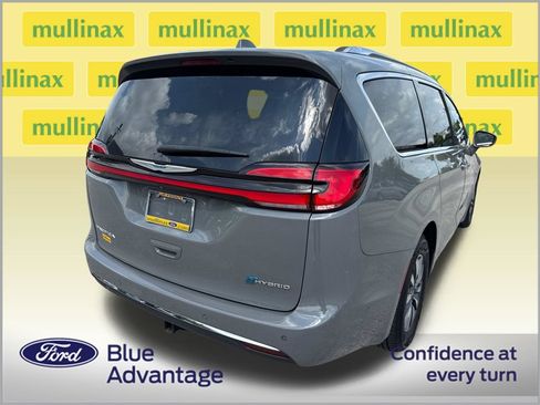 Used 2021 Chrysler Pacifica Touring-L FWD image 4