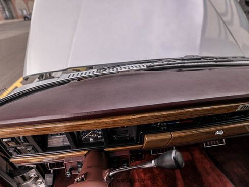 Used 1991 Jeep Grand Wagoneer AWD/4WD image 38