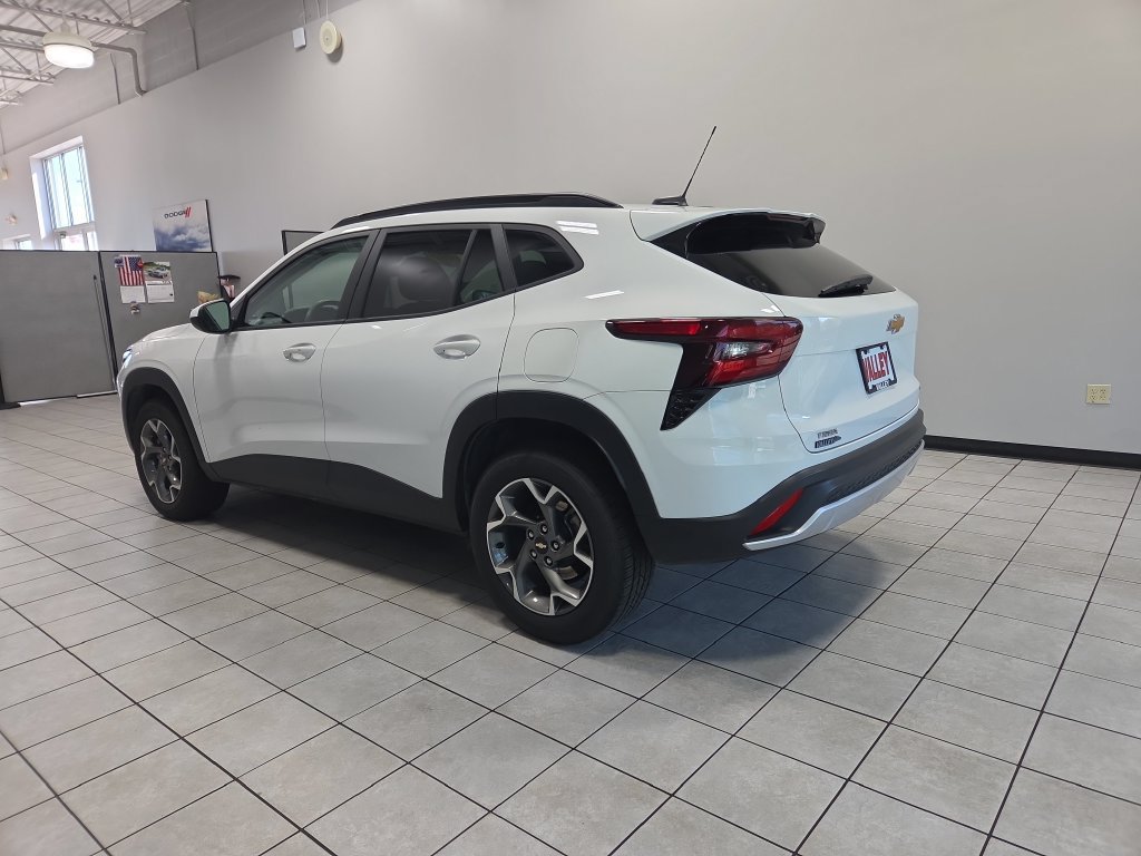 Used 2025 Chevrolet Trax LT w/ LT Convenience Package FWD image 5