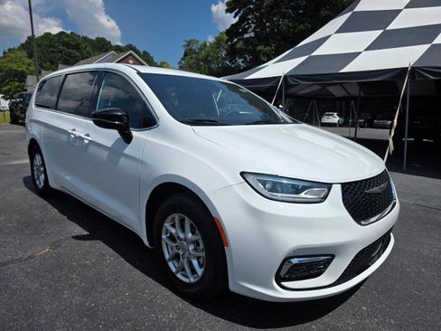 Used 2024 Chrysler Pacifica Touring FWD image 3