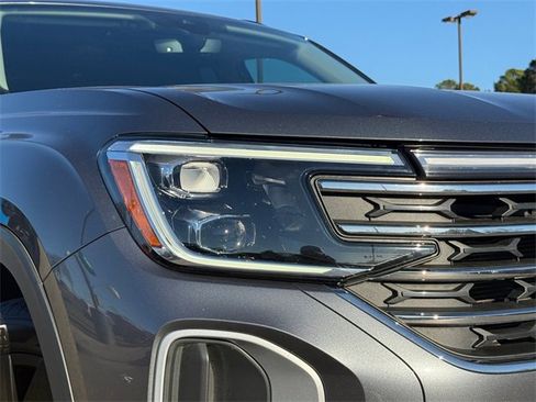 Used 2024 Volkswagen Atlas SE image 3