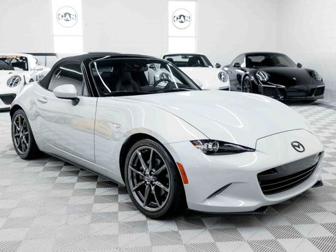 Used 2019 MAZDA MX-5 Miata Grand Touring w/ GT-S Package RWD image 5