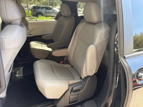 Used 2025 Toyota Sienna XLE FWD image 40