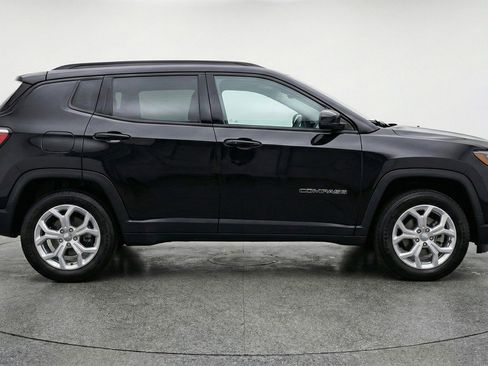 Used 2025 Jeep Compass Latitude AWD/4WD image 11